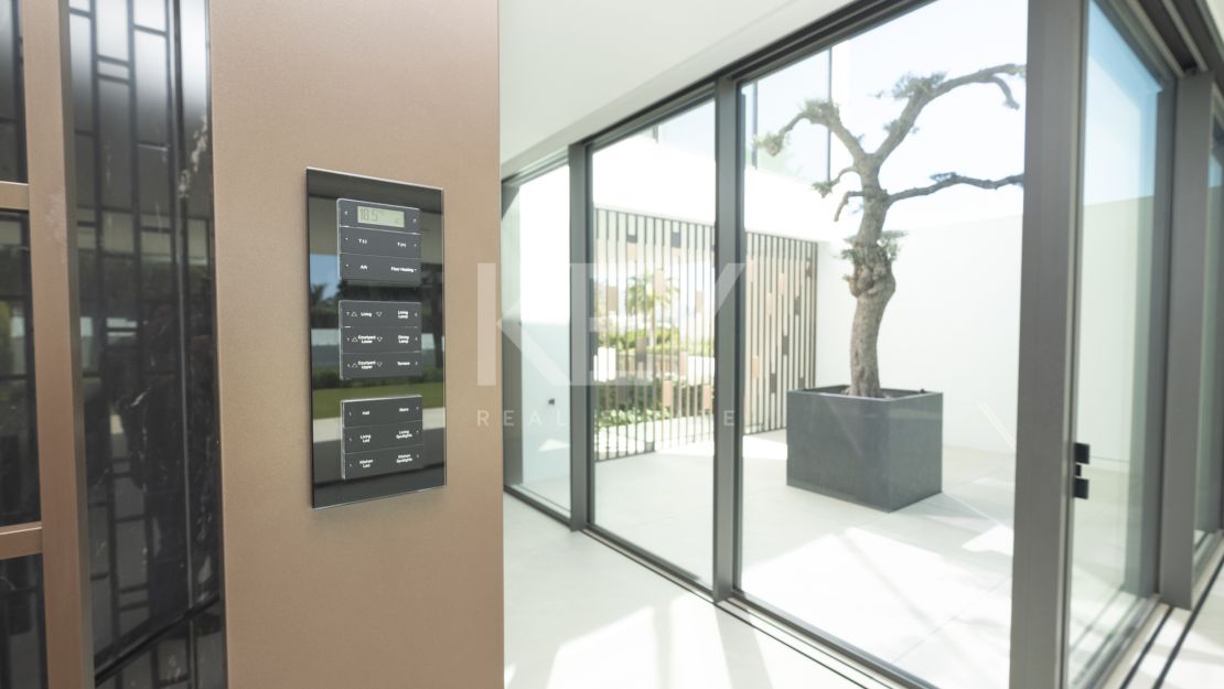 Architect-designed modern villa with panoramic sea views in Nueva Andalucía