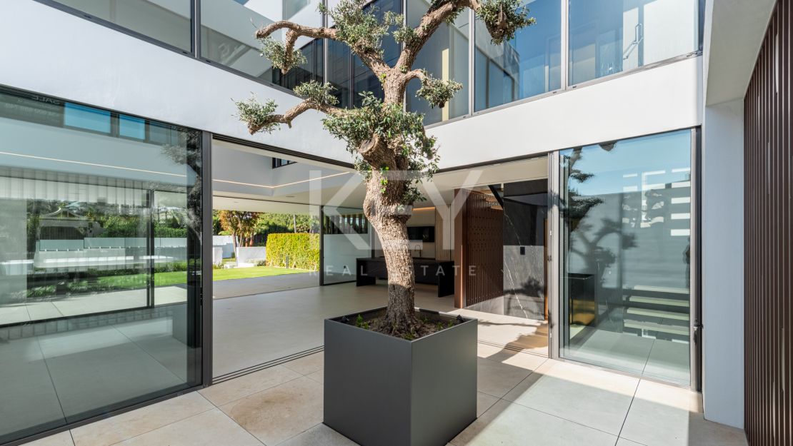 Architect-designed modern villa with panoramic sea views in Nueva Andalucía