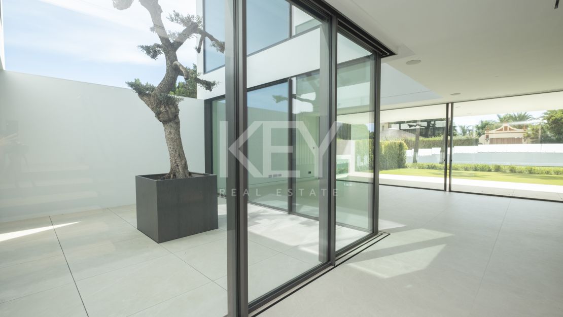 Architect-designed modern villa with panoramic sea views in Nueva Andalucía