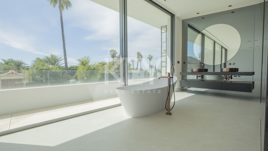 Architect-designed modern villa with panoramic sea views in Nueva Andalucía