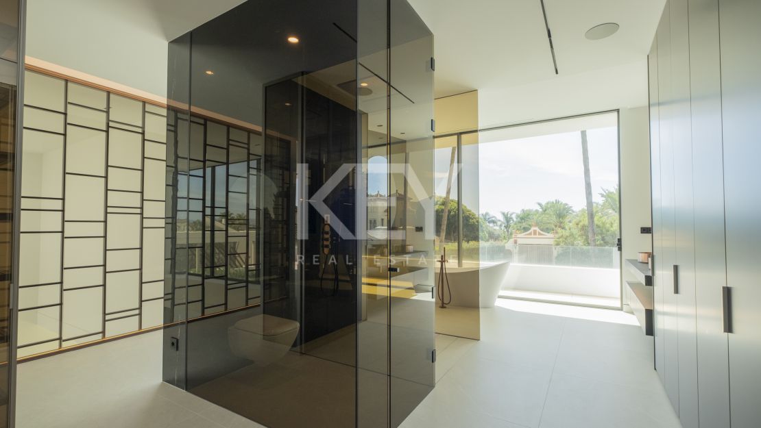 Architect-designed modern villa with panoramic sea views in Nueva Andalucía