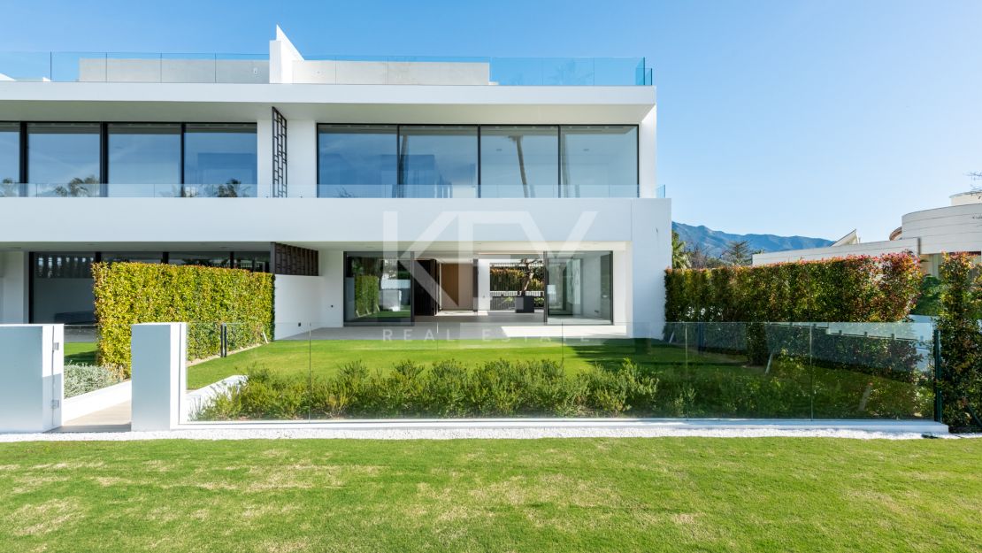 Architect-designed modern villa with panoramic sea views in Nueva Andalucía