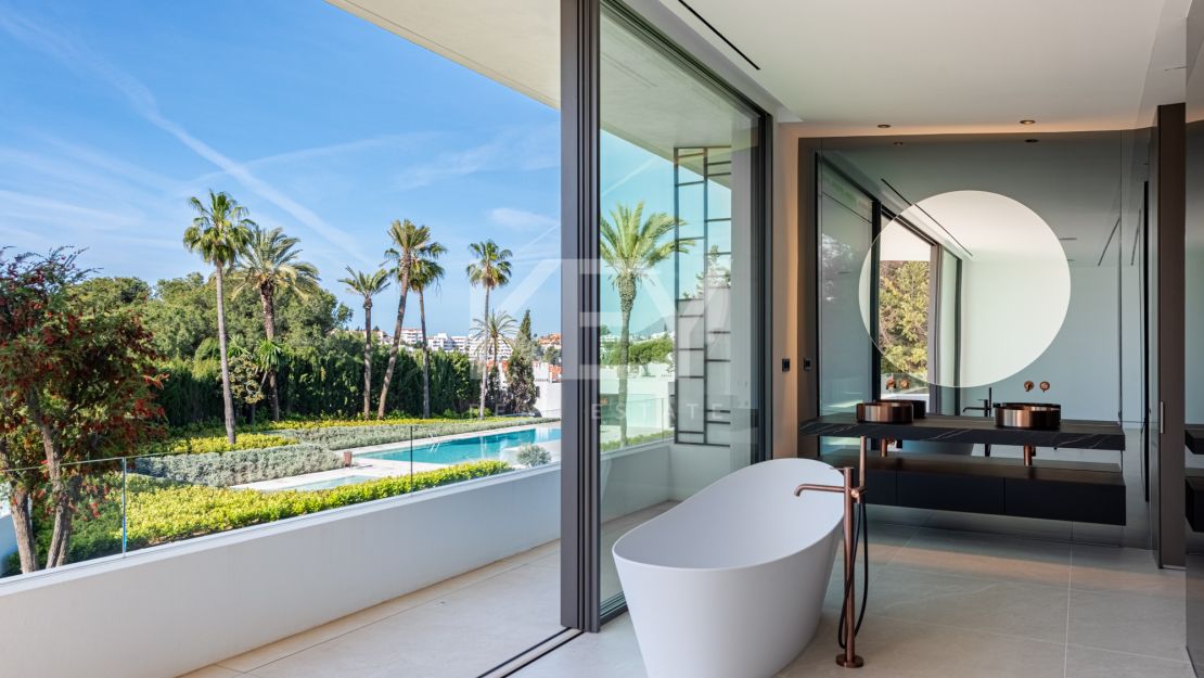 Architect-designed modern villa with panoramic sea views in Nueva Andalucía