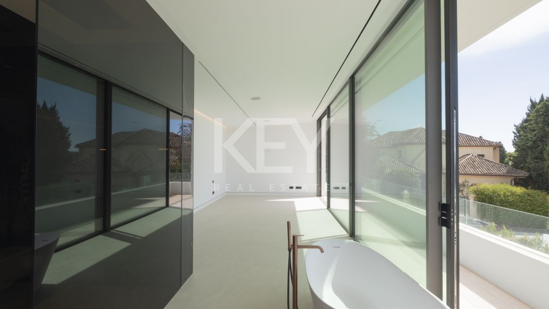 Architect-designed modern villa with panoramic sea views in Nueva Andalucía