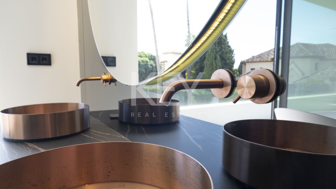 Architect-designed modern villa with panoramic sea views in Nueva Andalucía