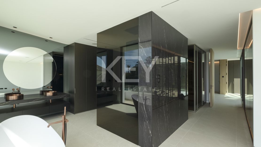 Architect-designed modern villa with panoramic sea views in Nueva Andalucía