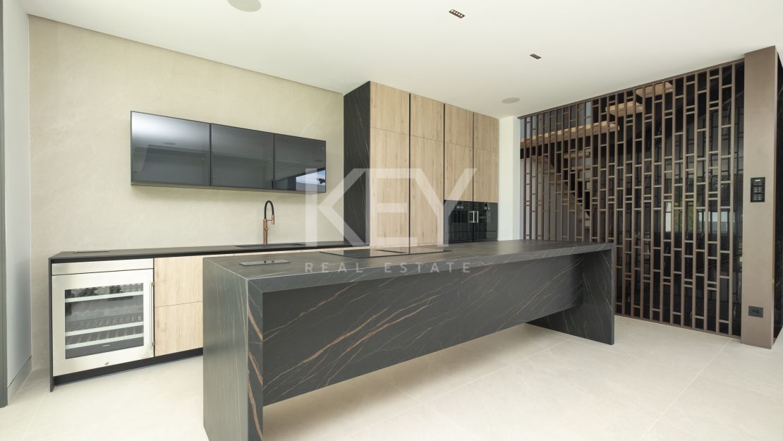 Architect-designed modern villa with panoramic sea views in Nueva Andalucía