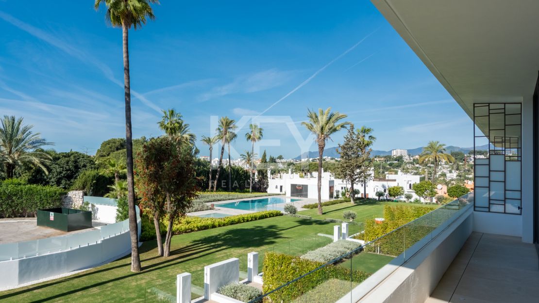 Architect-designed modern villa with panoramic sea views in Nueva Andalucía