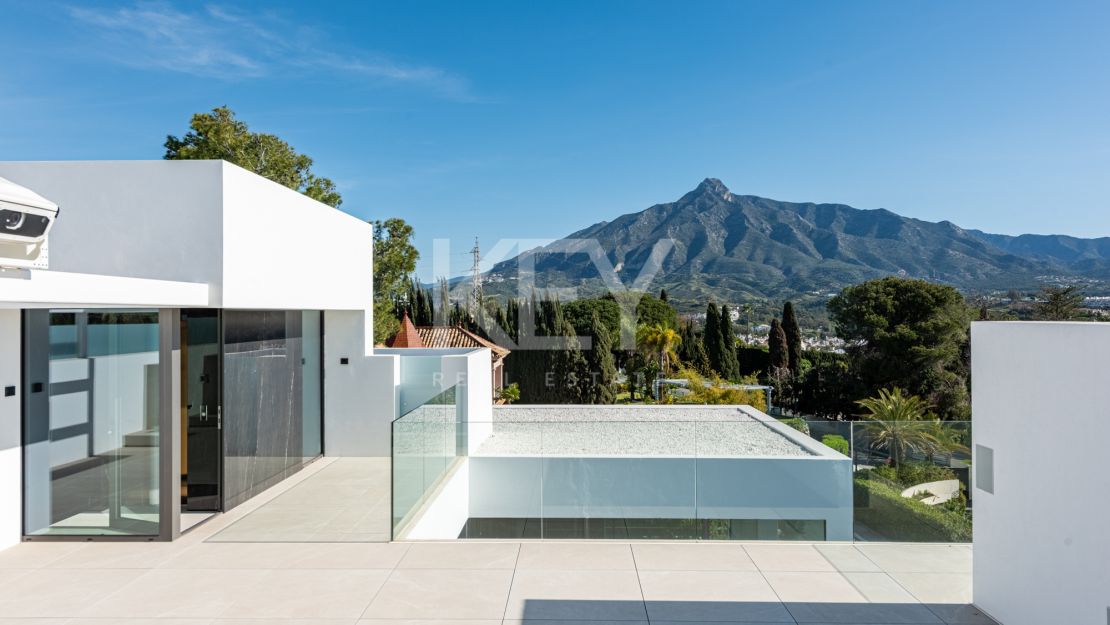 Architect-designed modern villa with panoramic sea views in Nueva Andalucía