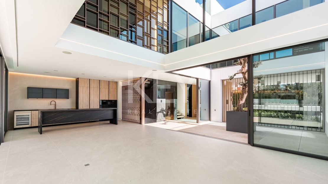 Villa moderna de diseño arquitectónico con vistas panorámicas al mar en Nueva Andalucía