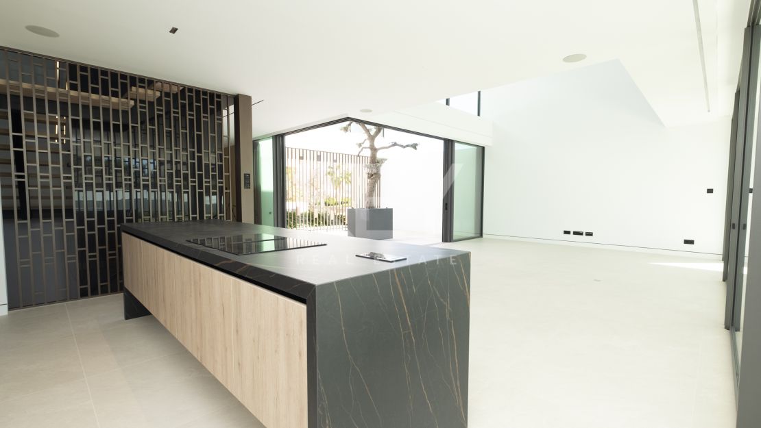 Architect-designed modern villa with panoramic sea views in Nueva Andalucía