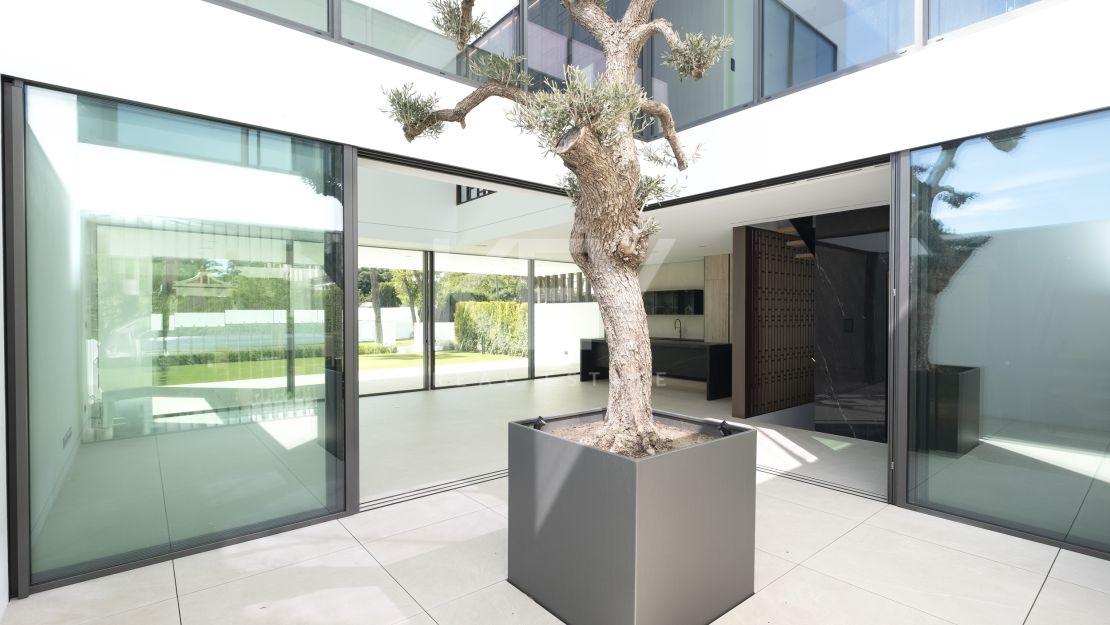 Architect-designed modern villa with panoramic sea views in Nueva Andalucía