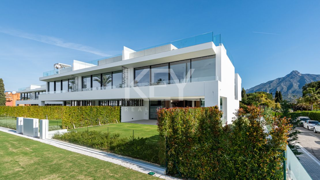 Architect-designed modern villa with panoramic sea views in Nueva Andalucía