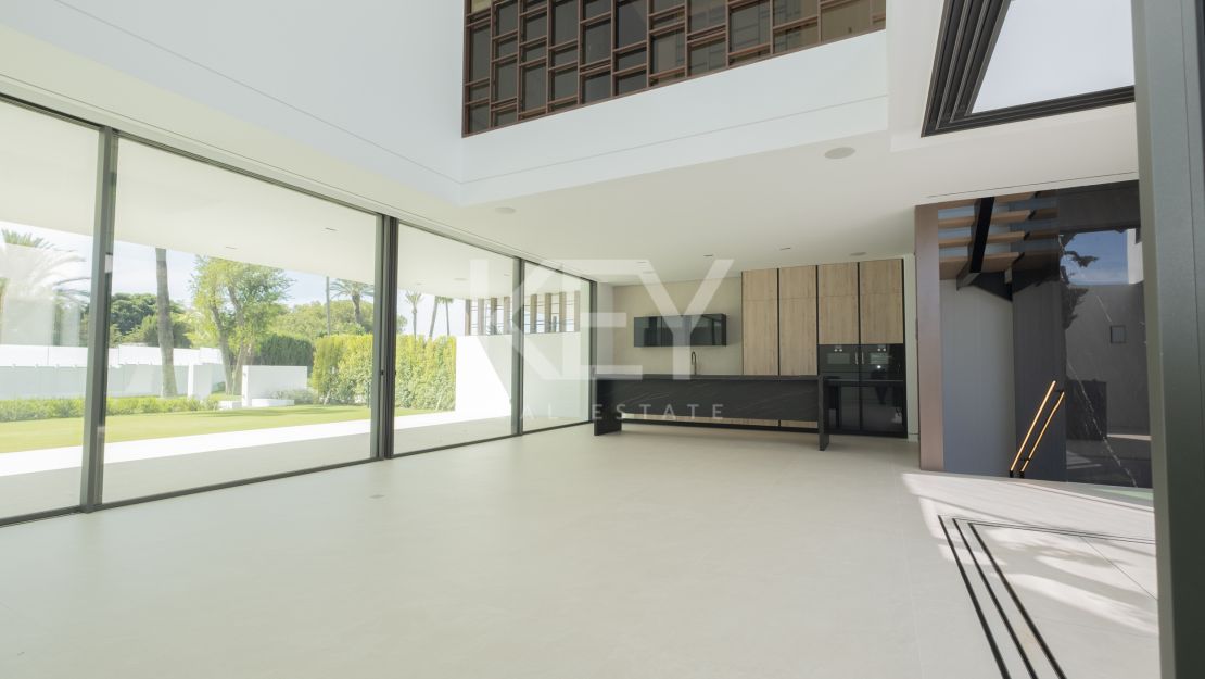 Architect-designed modern villa with panoramic sea views in Nueva Andalucía