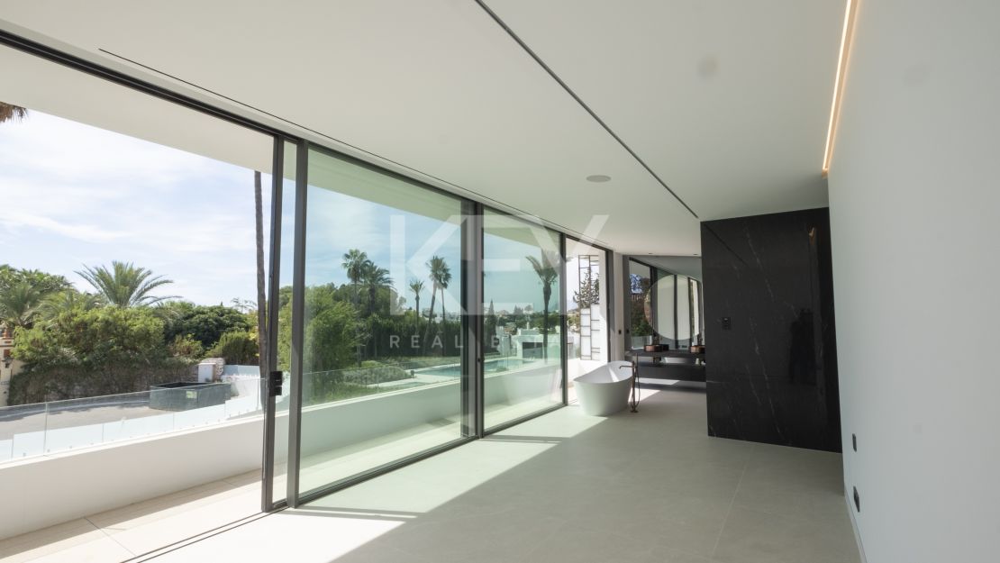 Architect-designed modern villa with panoramic sea views in Nueva Andalucía