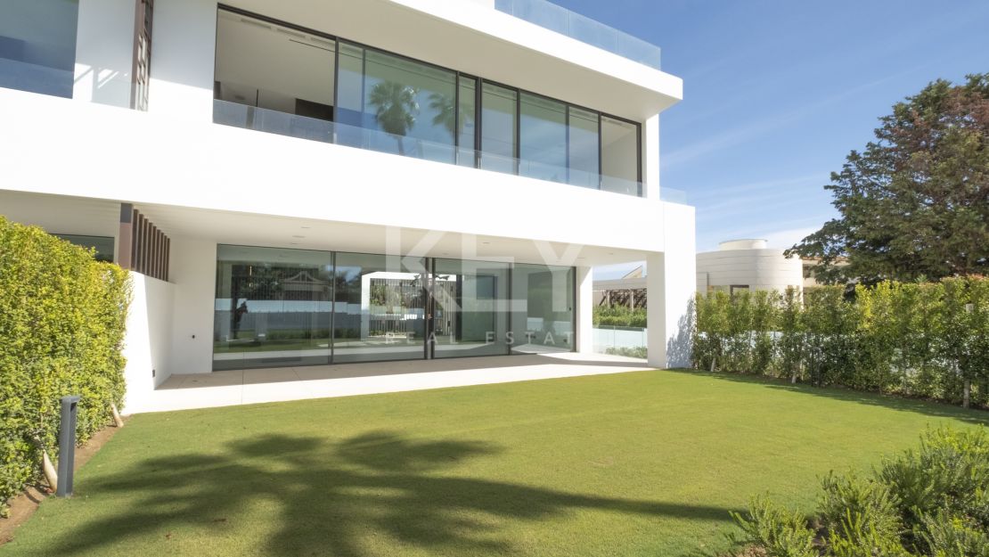 Architect-designed modern villa with panoramic sea views in Nueva Andalucía