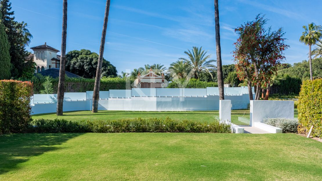Architect-designed modern villa with panoramic sea views in Nueva Andalucía