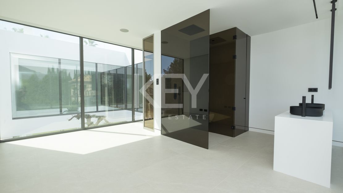 Architect-designed modern villa with panoramic sea views in Nueva Andalucía