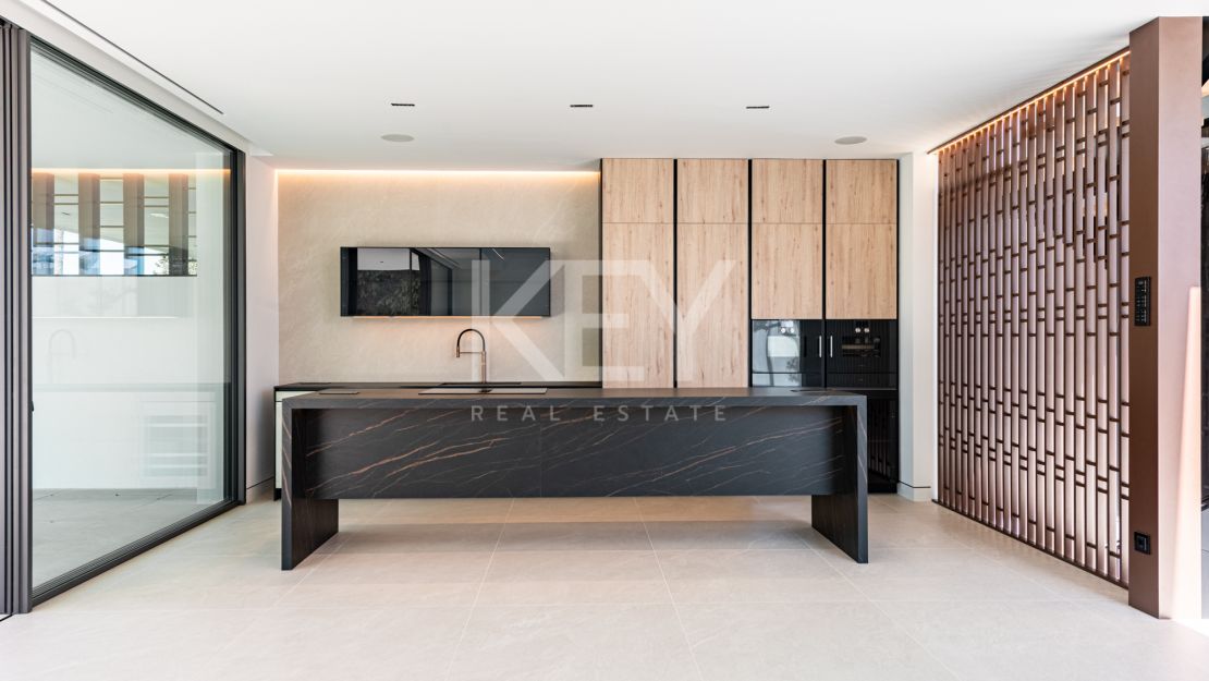 Architect-designed modern villa with panoramic sea views in Nueva Andalucía