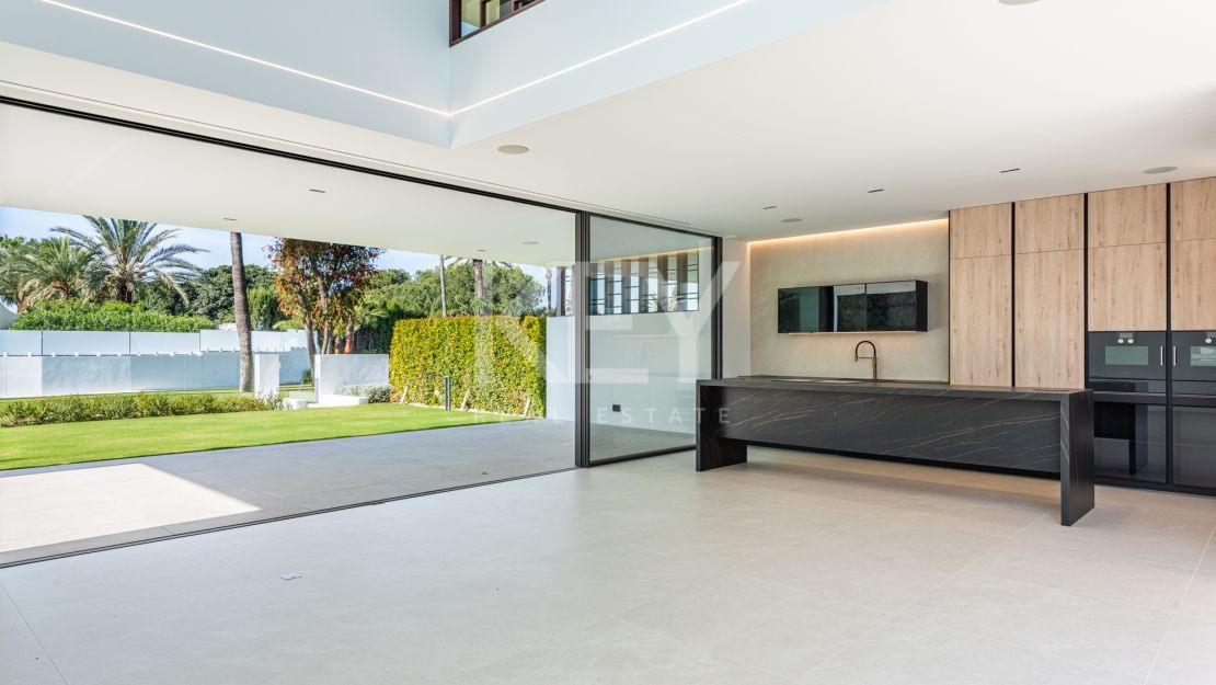 Architect-designed modern villa with panoramic sea views in Nueva Andalucía