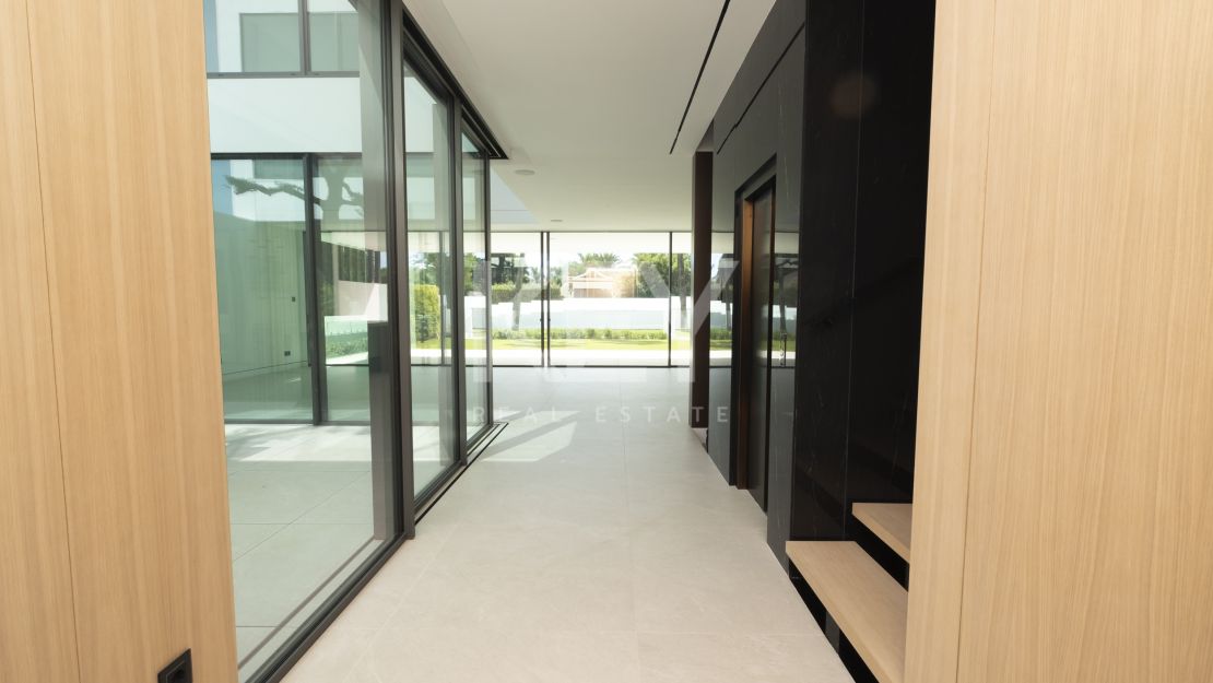 Architect-designed modern villa with panoramic sea views in Nueva Andalucía