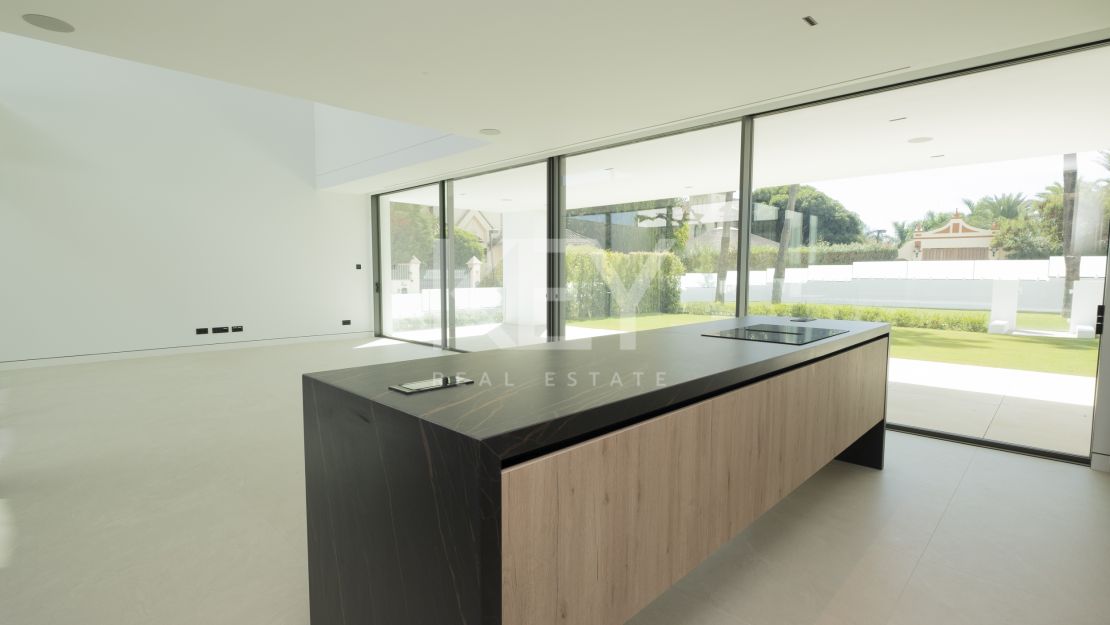 Architect-designed modern villa with panoramic sea views in Nueva Andalucía