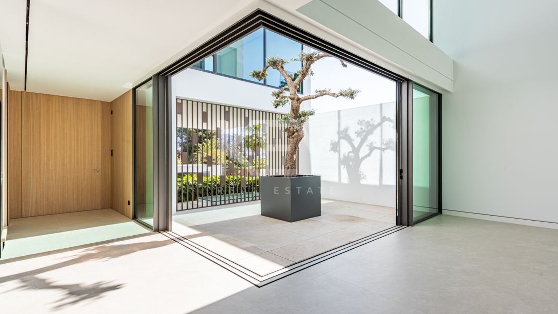 Architect-designed modern villa with panoramic sea views in Nueva Andalucía