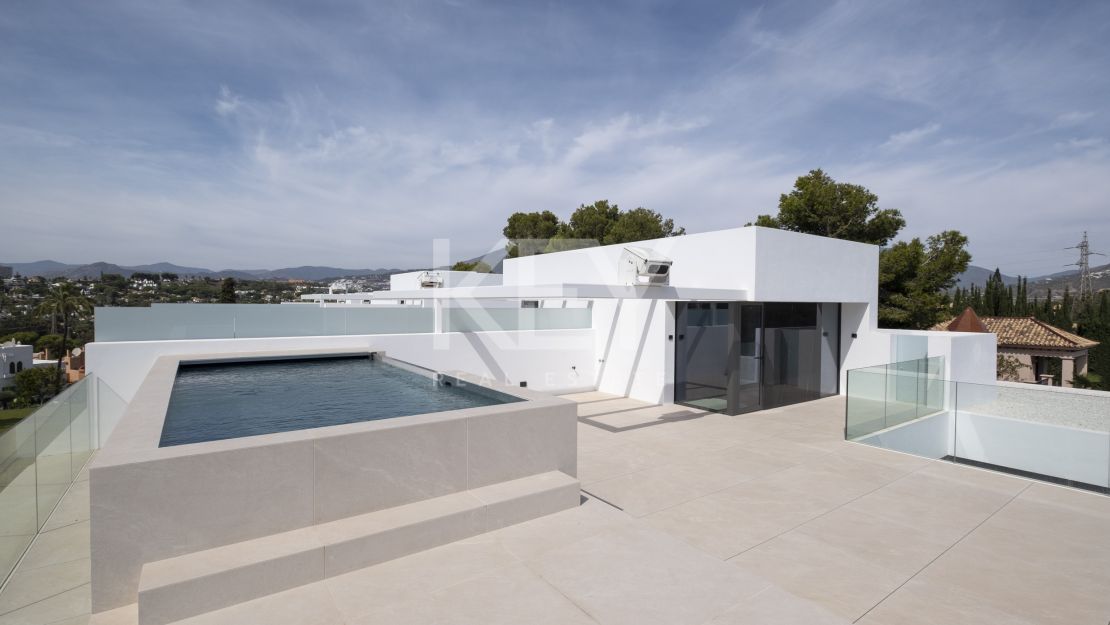 Architect-designed modern villa with panoramic sea views in Nueva Andalucía