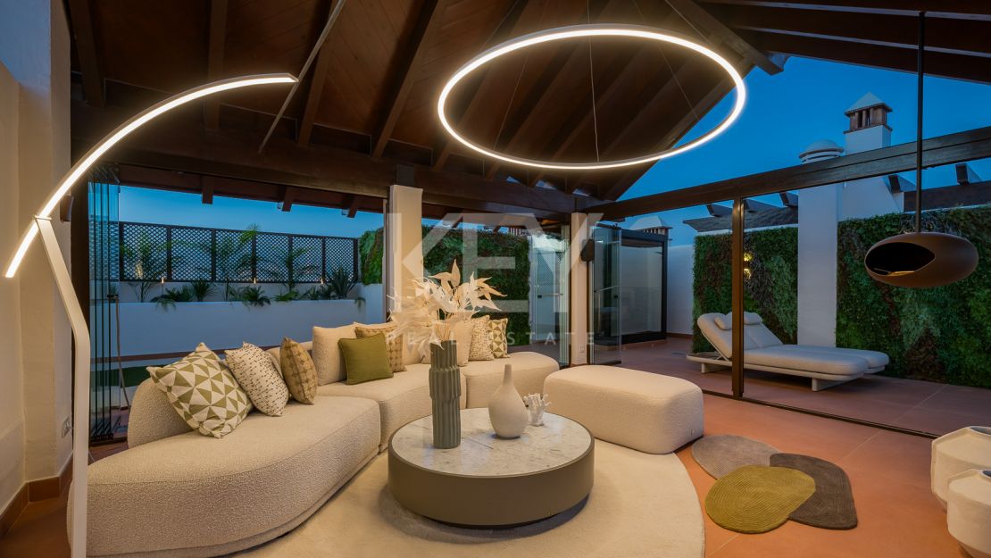 Beachfront penthouse with rooftop spa and panoramic sea views