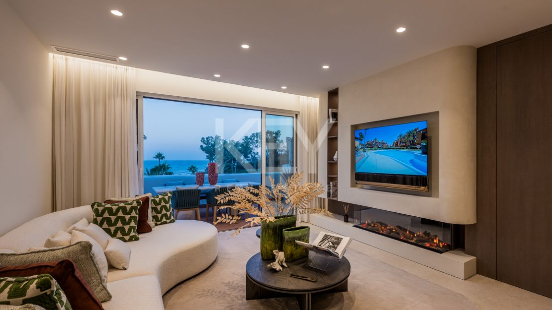 Beachfront penthouse with rooftop spa and panoramic sea views