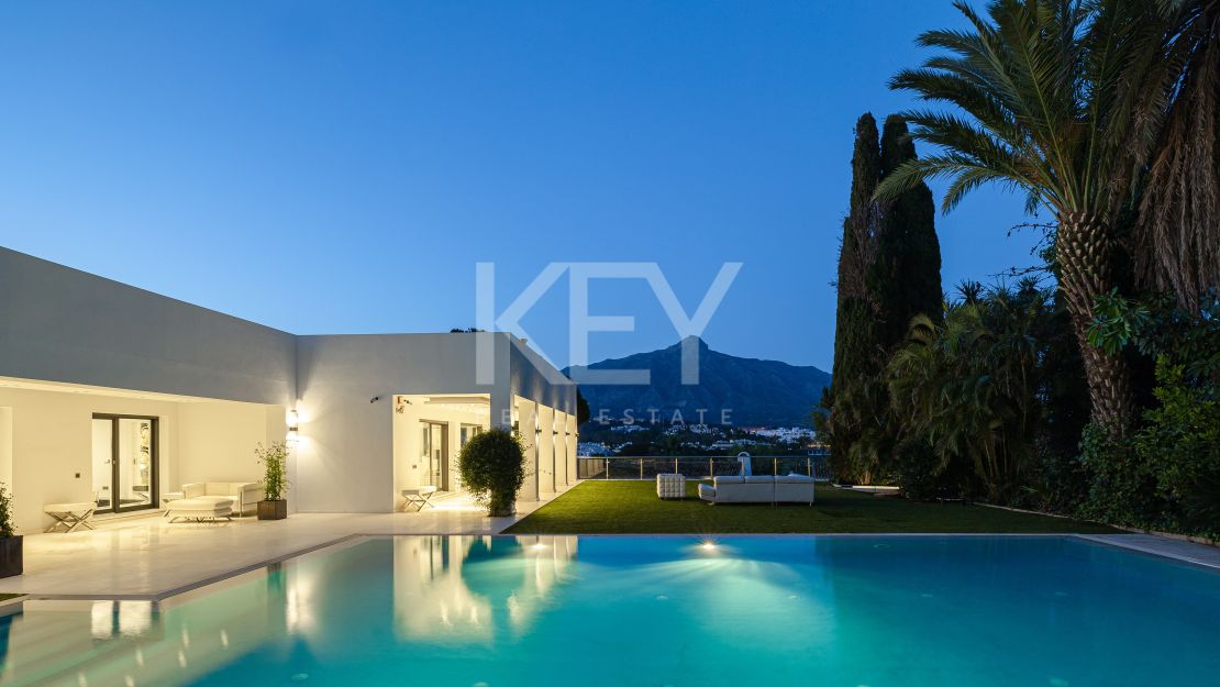 Elegant villa with golf and mountain views in Nueva Andalucía