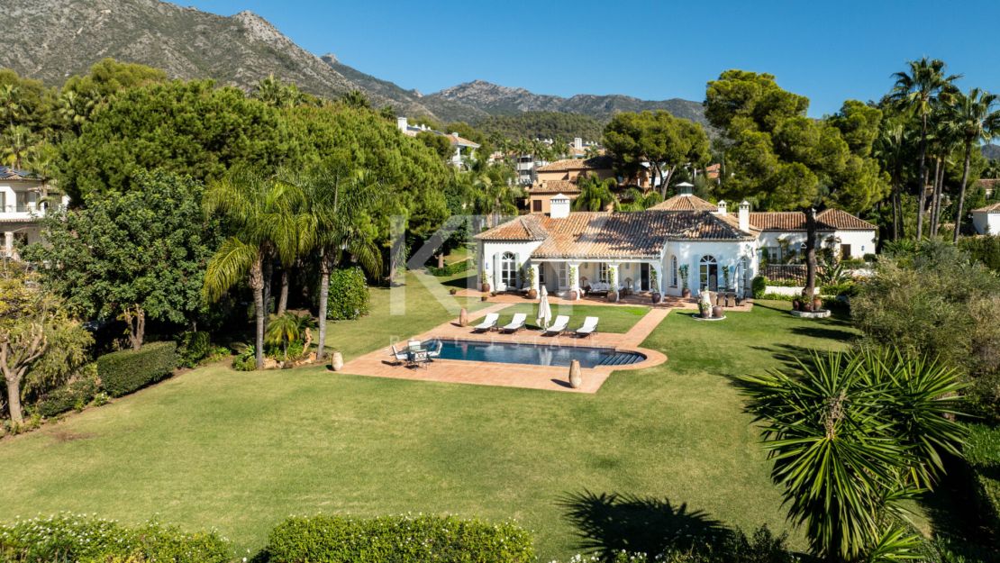 Villa mediterránea con privacidad y vistas al mar en Altos Reales, Marbella