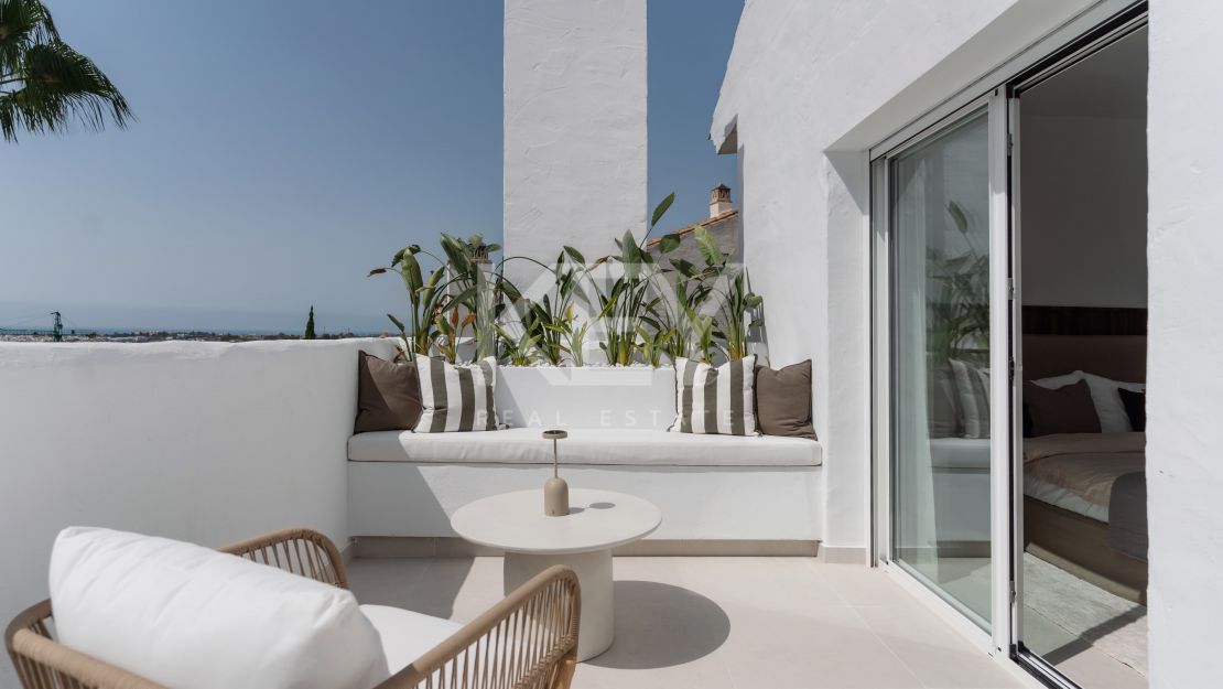 Реконструированный двухуровневый пентхаус с частным бассейном и панорамным видом на море