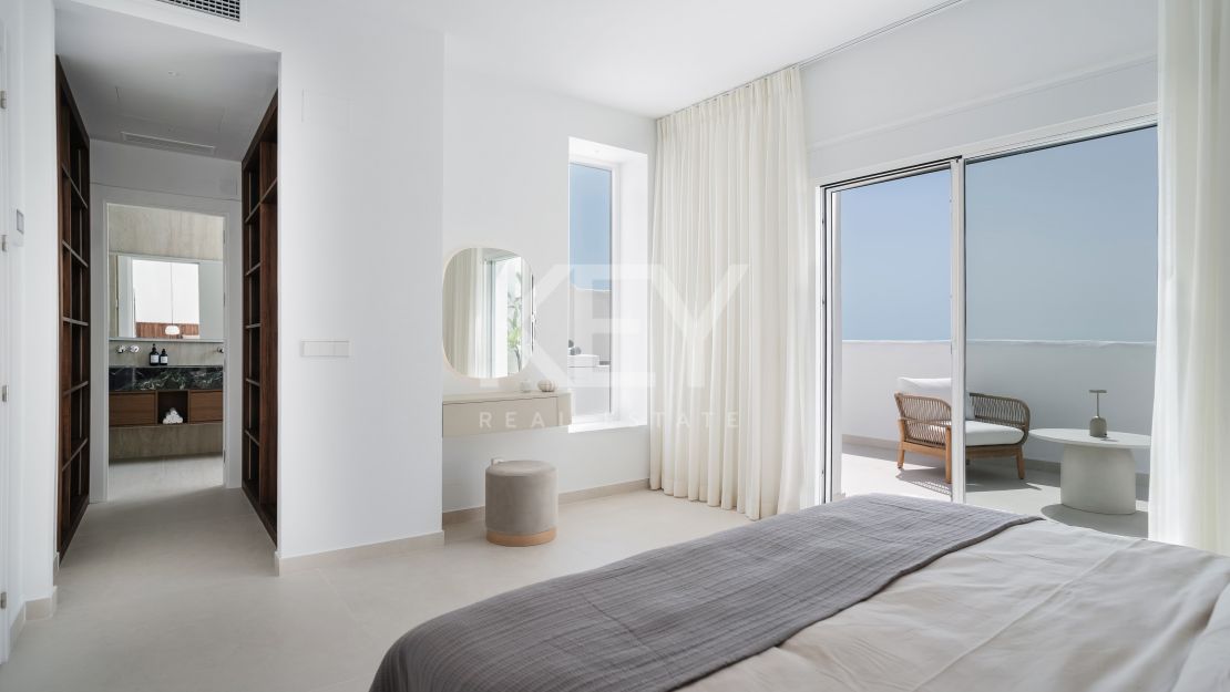 Реконструированный двухуровневый пентхаус с частным бассейном и панорамным видом на море