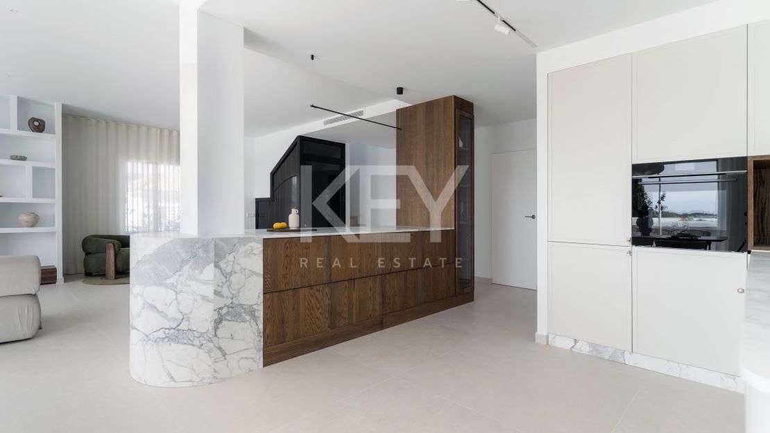 Реконструированный двухуровневый пентхаус с частным бассейном и панорамным видом на море