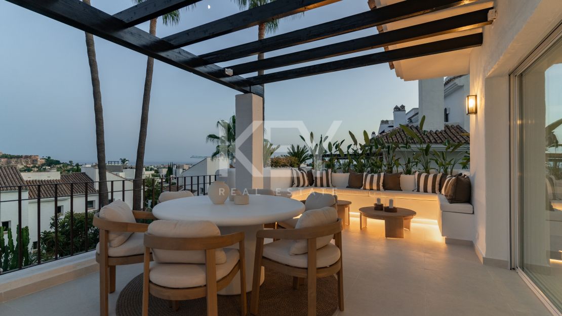 Реконструированный двухуровневый пентхаус с частным бассейном и панорамным видом на море