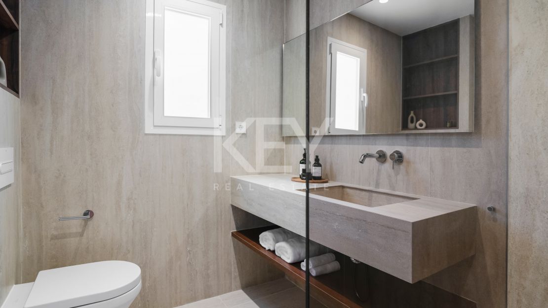 Реконструированный двухуровневый пентхаус с частным бассейном и панорамным видом на море