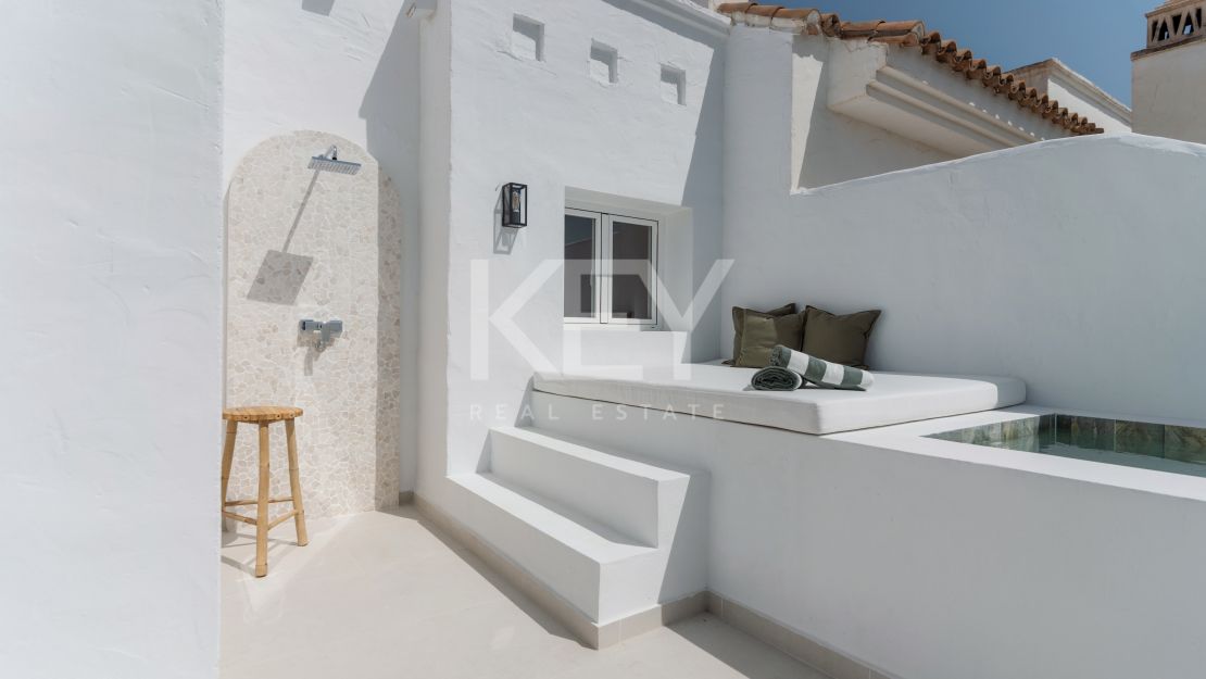 Реконструированный двухуровневый пентхаус с частным бассейном и панорамным видом на море