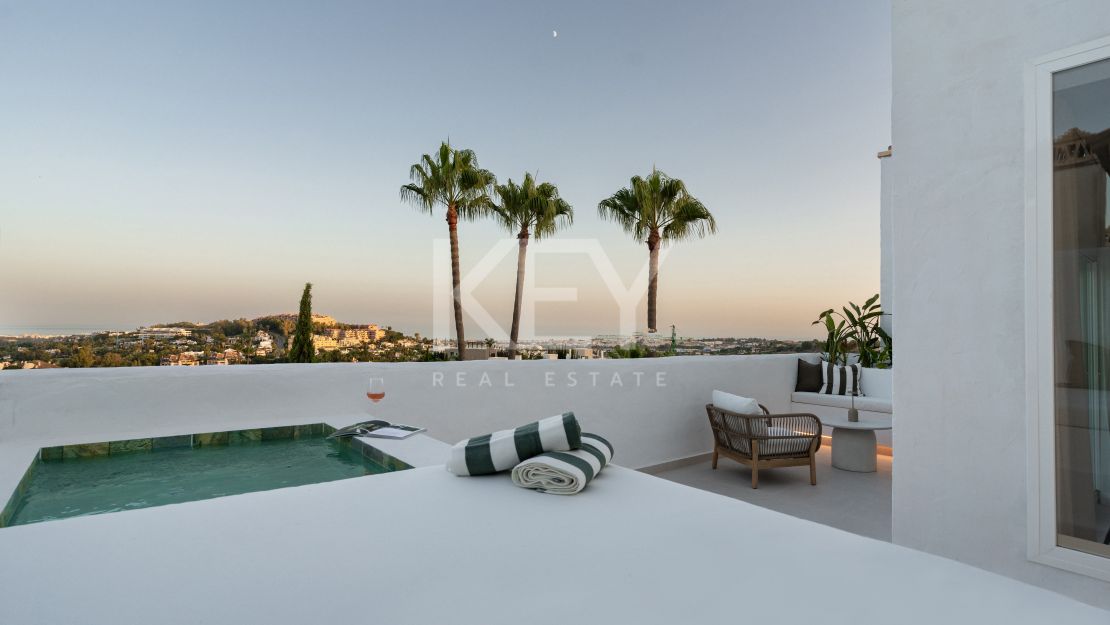 Реконструированный двухуровневый пентхаус с частным бассейном и панорамным видом на море