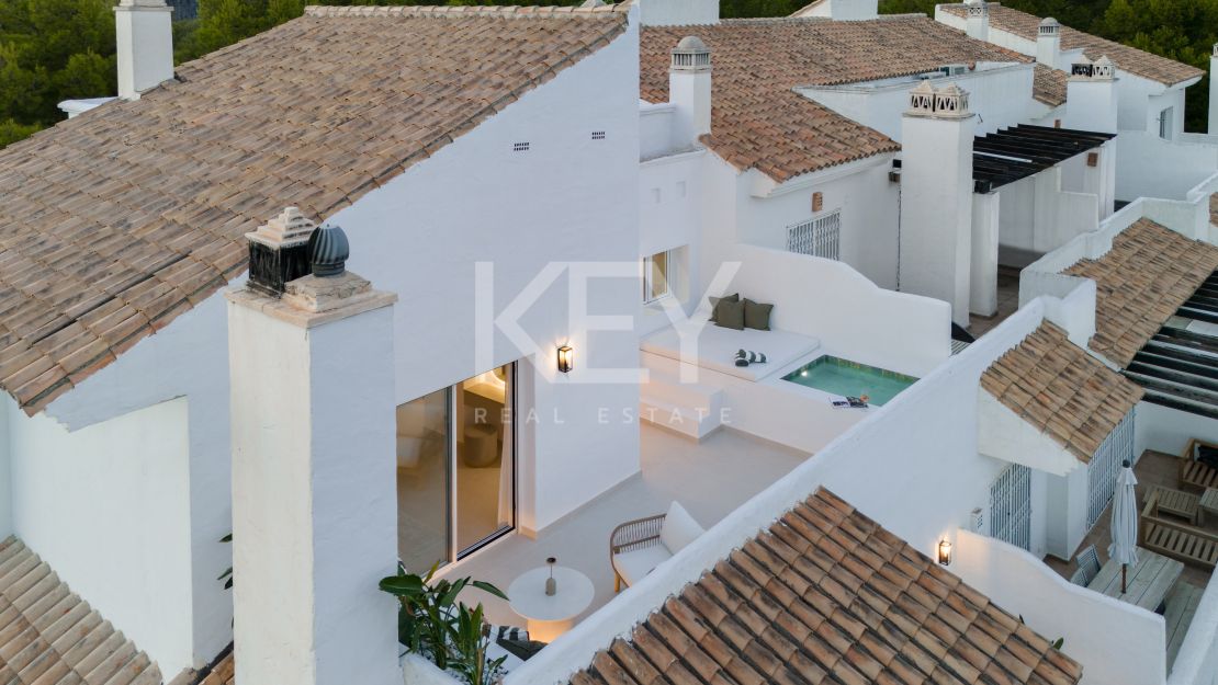 Реконструированный двухуровневый пентхаус с частным бассейном и панорамным видом на море