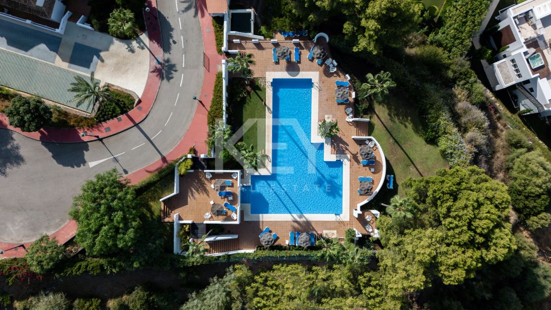 Реконструированный двухуровневый пентхаус с частным бассейном и панорамным видом на море