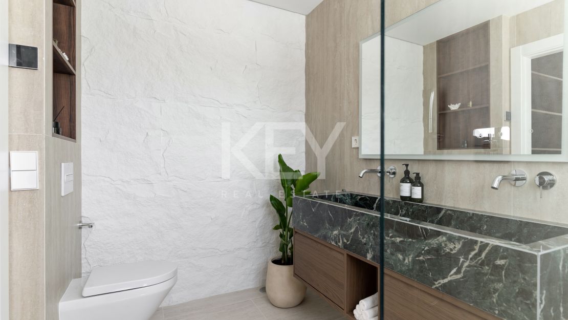 Реконструированный двухуровневый пентхаус с частным бассейном и панорамным видом на море