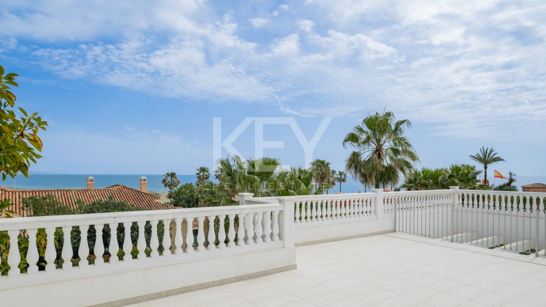 Elegante villa moderna junto al mar en Casasola, Estepona
