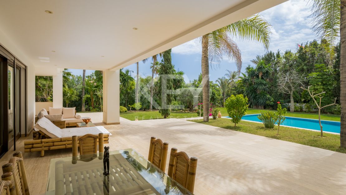 Elegante villa moderna junto al mar en Casasola, Estepona