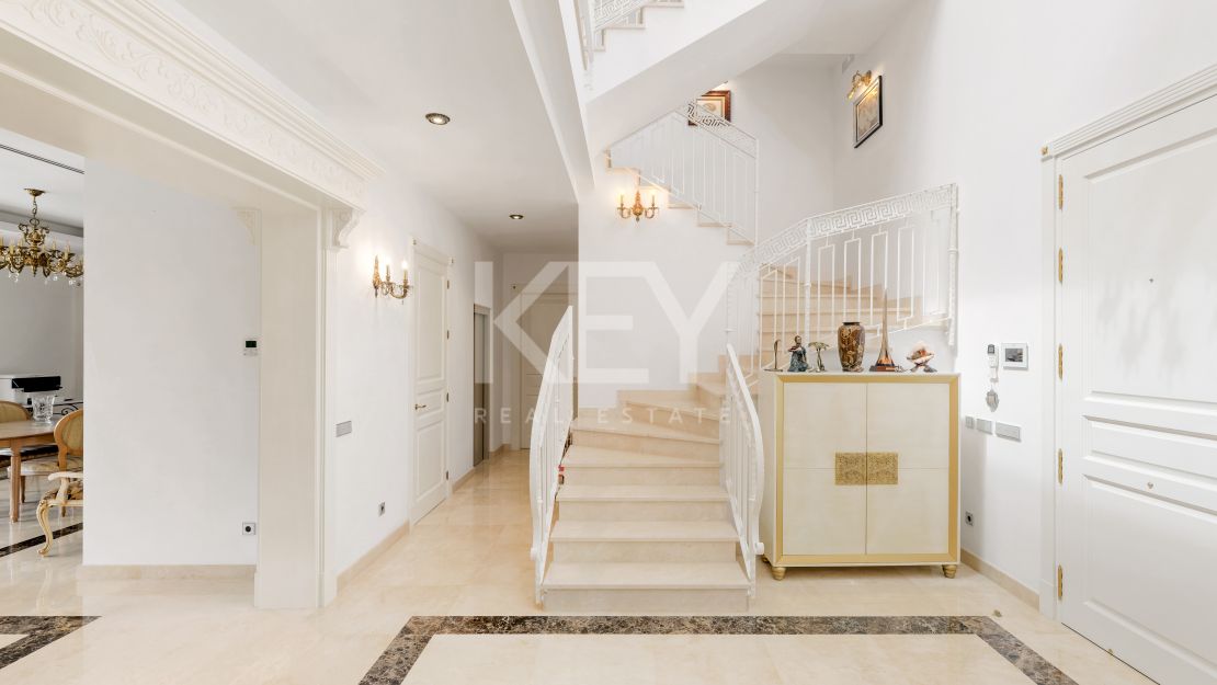 Elegante villa moderna junto al mar en Casasola, Estepona