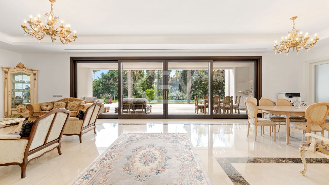 Elegante villa moderna junto al mar en Casasola, Estepona