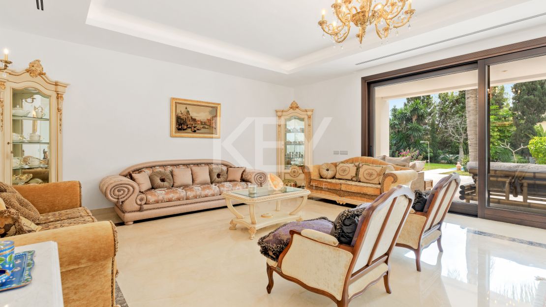 Elegante villa moderna junto al mar en Casasola, Estepona