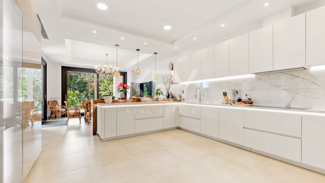 Elegante villa moderna junto al mar en Casasola, Estepona