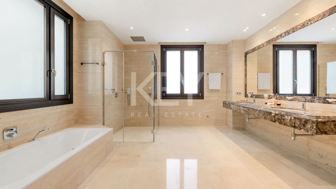 Elegante villa moderna junto al mar en Casasola, Estepona