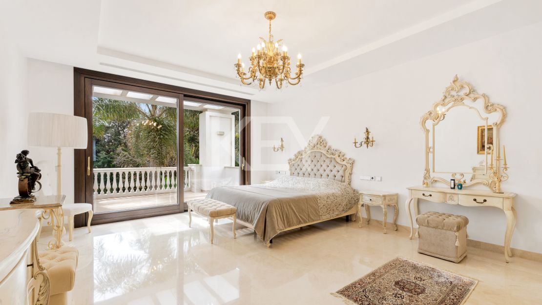 Elegante villa moderna junto al mar en Casasola, Estepona